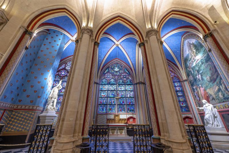 Intérieur de la Cathédrale Notre-Dame de Paris, avec sa nef majestueuse et ses vitraux colorés, avant l'incendie.